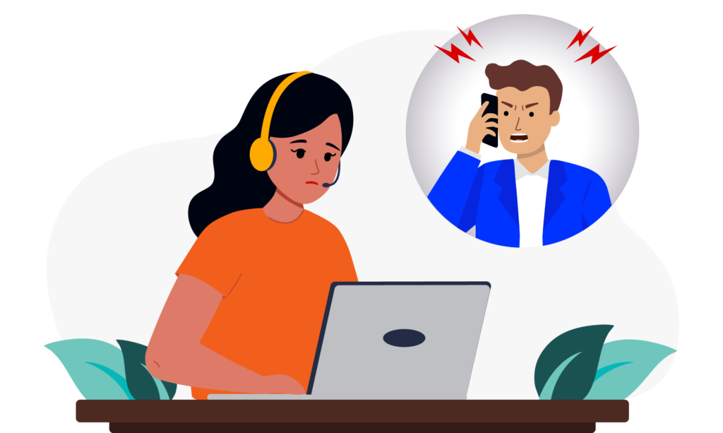 Agente de service client portant un casque audio, l'air affectée, faisant face à un interlocuteur agressif au téléphone.