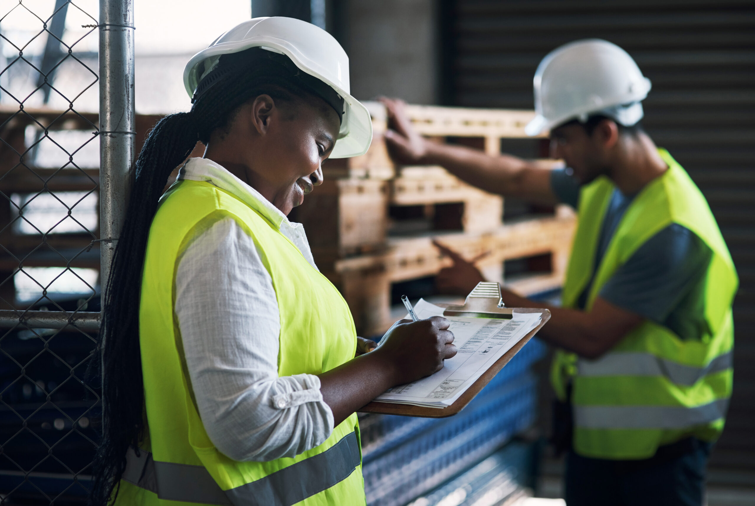 Une femme, manager qui fait la liste des dangers sur un lieu de travail.